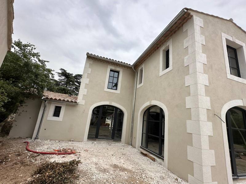 Rénovation de façade d'une maison ancienne avec enduit à la chaux, modénature et chaine d'angle à Brignais